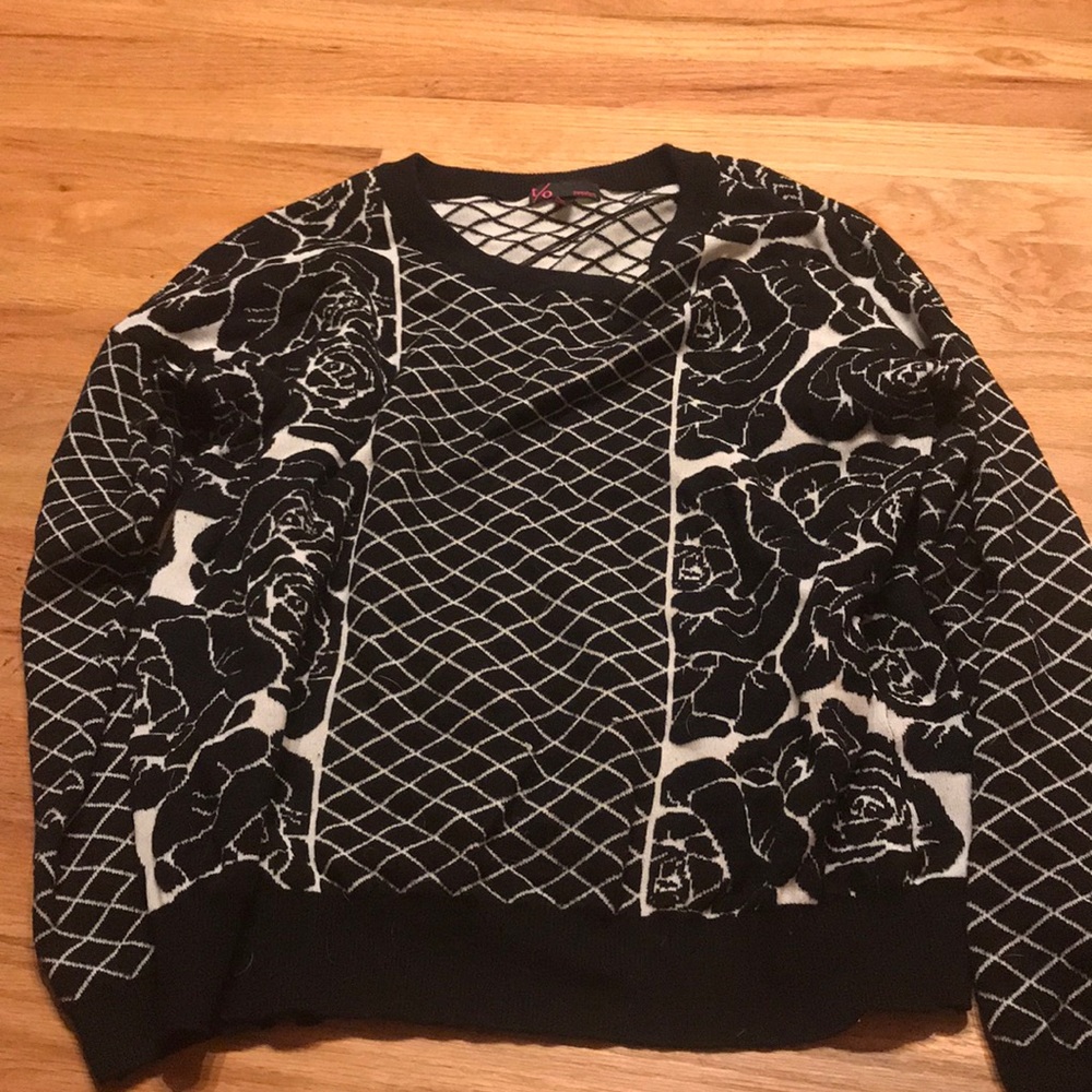 Artsy rose black sweater